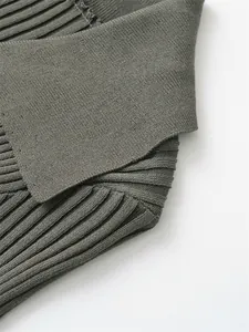 Gros plan sur le col et la texture en maille côtelée d'une robe longue verte ajustée