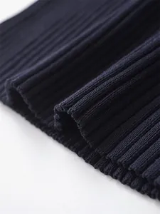 Gros plan macro de la texture du tissu en maille côtelée bleu marine de la robe