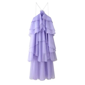 Détail d'une robe lilas à volants superposés avec une élégante fleur en relief au col