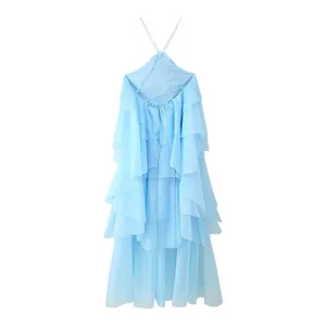 Vue détaillée du dos d'une robe dos nu bleu clair à volants étagés et détails à lacets au dos