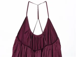 Detailansicht des eleganten T-Rücken-Trägerdesigns an einem weinroten, schicken Kleid
