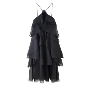 Robe licou noire à volants avec fleur 3D et couches de tissu transparent élégantes.