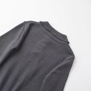 Gros plan sur le col côtelé et la maille fine d'une robe longue grise