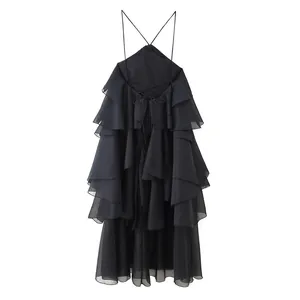 Vue détaillée du dos d'une robe noire à volants avec fines bretelles croisées et laçage.