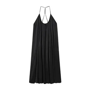 Elegantes schwarzes Neckholder-Maxikleid mit Falten, dünnen Trägern und Satin-Finish.