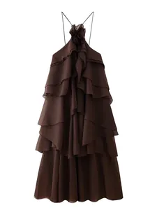 Gros plan d'une robe marron à volants dos nu avec une grande fleur décorative en 3D