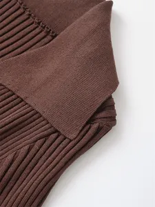 Détail macro de la texture en maille côtelée et du col de cette robe d'automne marron