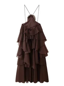 Vue détaillée d'une robe marron foncé avec volants superposés et bretelles fines