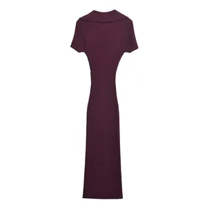 Robe longue en tricot côtelé bordeaux moulante avec col polo et manches courtes