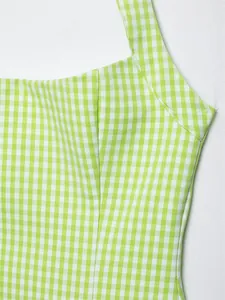 Vista dettagliata del tessuto vichy verde e bianco su un abito estivo all'americana