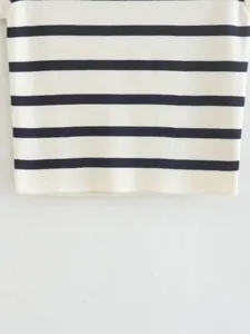 Primer plano detallado del dobladillo de un crop top de punto a rayas blancas y negras clásicas