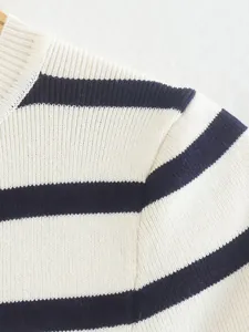 Detalle de primer plano de la textura de punto a rayas azul marino de un top blanco