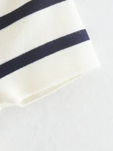 Primer plano de tejido de punto de alta calidad con rayas horizontales azul marino