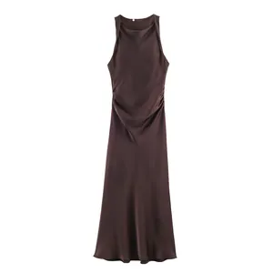 Detailweergave van een elegante chocoladebruine mouwloze satijnen jurk met drapering