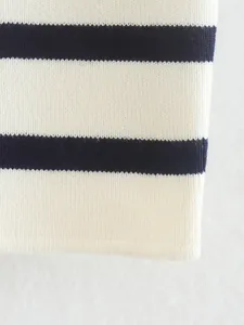 Detalle de la textura del tejido de punto a rayas azul marino y blanco en camiseta
