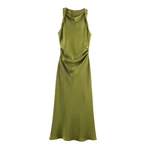 Elegante olijfgroene satijnen mouwloze jurk met gedrapeerde halslijn en zijrimpeling.