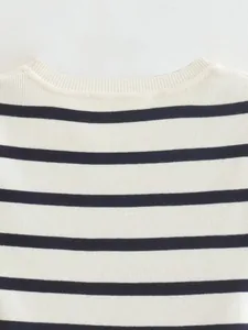 Detalle de la textura de punto a rayas blancas y negras y el cuello redondo de canalé