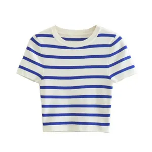 Vista detallada de una camiseta corta de mujer a rayas azules y blancas con cuello redondo