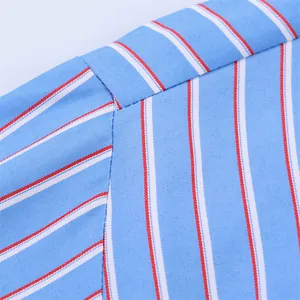 Primer plano de camisa de popelina a rayas azules mostrando costuras y textura de tela