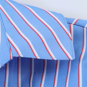 Vista detallada del cuello de una camisa de popelina a rayas azules con textura fina.