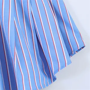 Detalle de cerca de la tela de popelina plisada a rayas azules y blancas de una camisa
