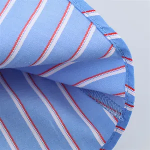 Primer plano de camisa de popelina a rayas que muestra costuras de alta calidad