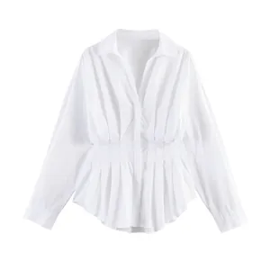 Vista detallada del intrincado diseño de cintura plisada de esta blusa blanca de popelina