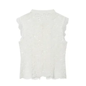 Rückansicht Detail des eleganten weißen ärmellosen Tops aus floraler Spitze und Borte