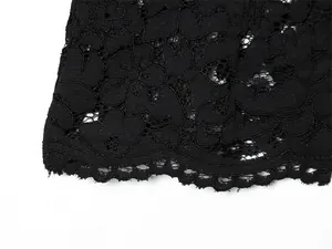 Nahaufnahme von schwarzem Blumen-Spitzenstoff mit elegantem, gewelltem Saumdetail