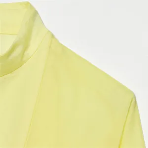 Elegante felgele blouse met lange mouwen, knoopdetail en opstaande kraag.