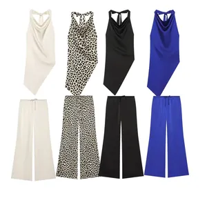Vista de opciones de color para el elegante conjunto de top halter y pantalón de satén