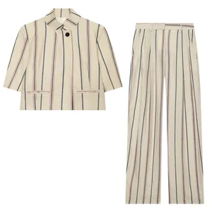 Ensemble d'été à rayures avec veste courte à col montant et pantalon large chic
