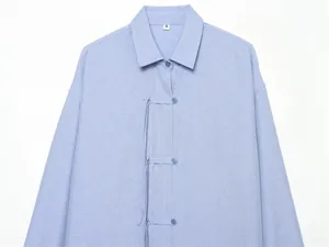 Detail eines hellblauen Damen Leinenhemds mit Knöpfen im traditionellen Stil.
