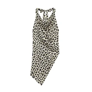 Elegante top halter de seda con espalda descubierta y estampado de leopardo con dobladillo