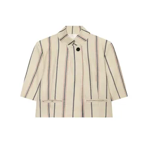 Détail d'un blazer d'été court à rayures avec col montant et fermeture à bouton unique