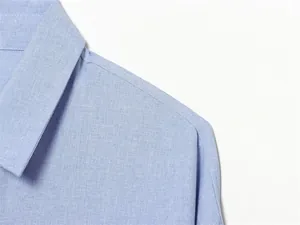Detaillierte Ansicht der Schulternaht und des Kragens an einem blauen Leinenhemd