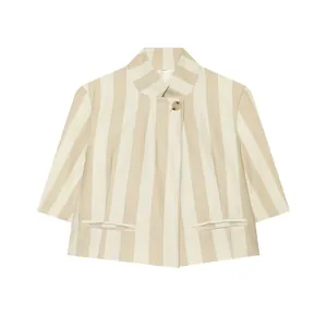 Vue détaillée d'un blazer court pour femme à rayures verticales et col montant
