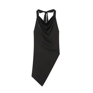 Elegante top de seda negra con cuello halter y espalda descubierta con dobladillo asimétrico