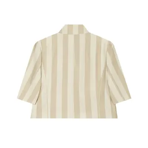 Vue arrière d'un blazer court chic à manches courtes et rayures beiges avec col montant