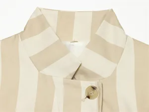 Vue détaillée d'un blazer à rayures beige avec col montant et bouton d'ambre