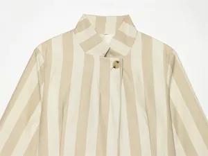 Vue détaillée d'un blazer à rayures beiges et blanches avec col montant et bouton