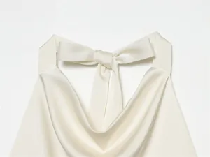 Vista detallada del elegante cuello halter y el lazo de seda en la espalda del top