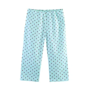 Hochwertige Frontansicht einer hellblauen Damen-Freizeithose mit lockerem Punktmuster