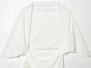 Vista detallada de un elegante vestido de verano blanco sin espalda con lentejuelas