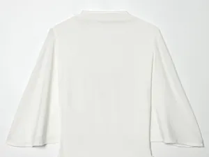 Vista posterior detallada de un elegante vestido blanco con cuello alto y mangas de campana