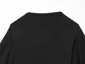Primer plano del escote liso y elegante de un sofisticado vestido de verano negro
