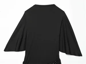 Vista del dorso de un vestido negro de manga corta con mangas de mariposa y lentejuelas