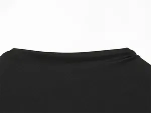 Vista macro detallada que muestra la textura suave de la tela negra en el escote de este vestido