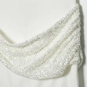 Primer plano de un elegante vestido blanco con detalles de lentejuelas plateadas