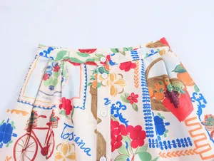 Detailaufnahme eines Blumenrocks mit Knopffront und lebhaftem Toscana-Druck-Muster.